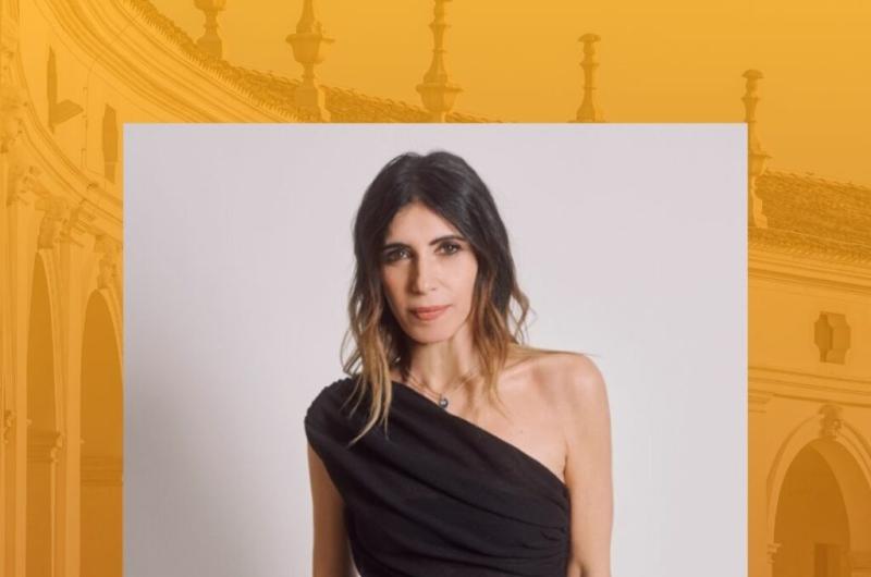 Donna elegante in abito nero, atmosfera sofisticata e raffinata.